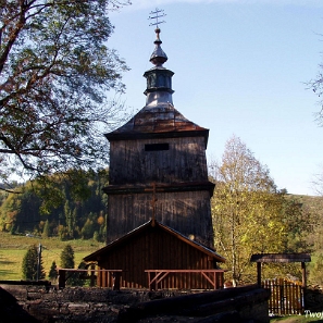 komancza2006n Komańcza, dzwonnica, uprzątnięte pogorzelisko. Połowa października 2006 (fot. P. Szechyński)