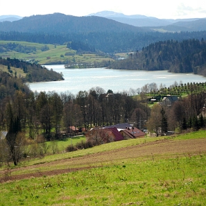 solina2011a Polańczyk, widok na Zalew Soliński, wiosna 2010 (foto: P. Szechyński)