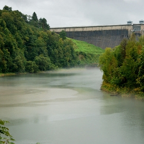 solina2016b Solina, zapora podczas deszczu (foto: P. Szechyński)