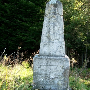 radoszycka2008 Przełęcz nad Radoszycami, węgierski słup graniczny z roku 1893, stan na rok 2008 (foto: P. Szechyński)